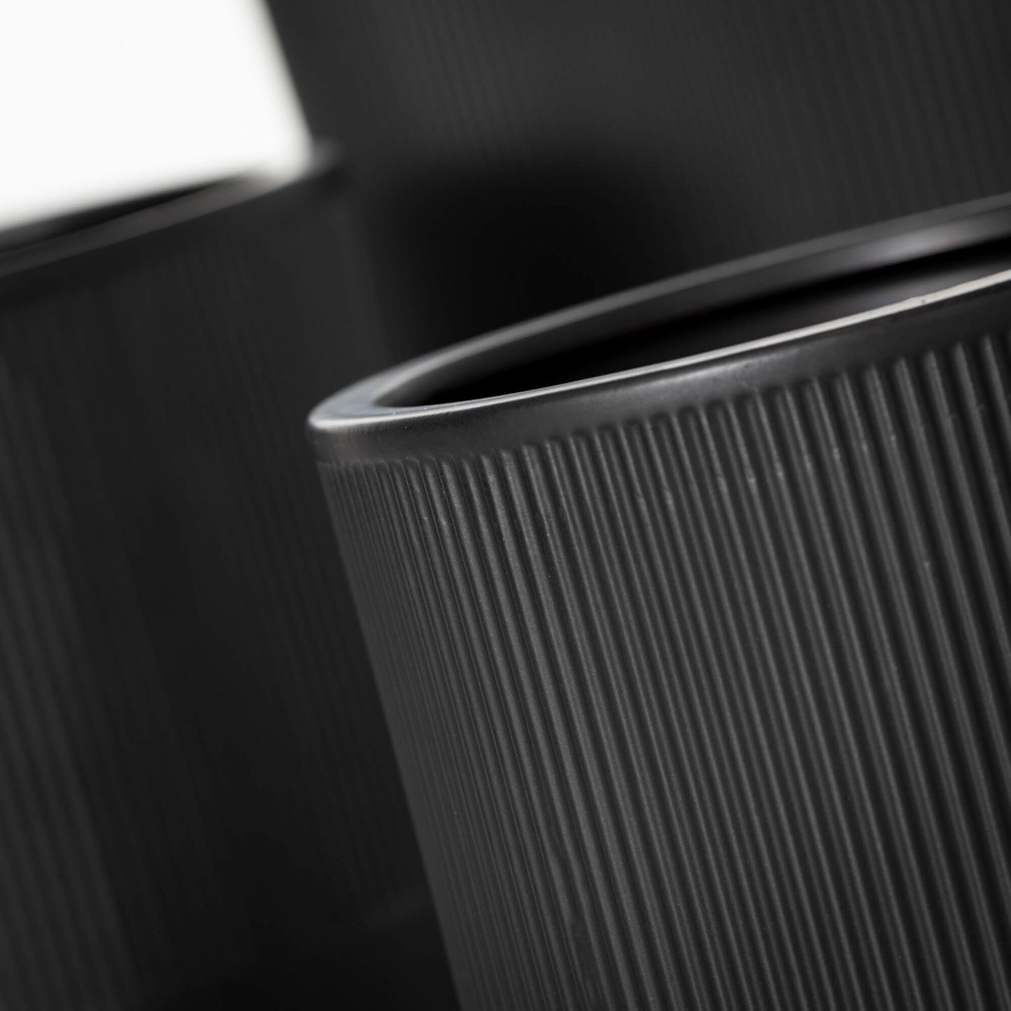 Black Ribbed Pot